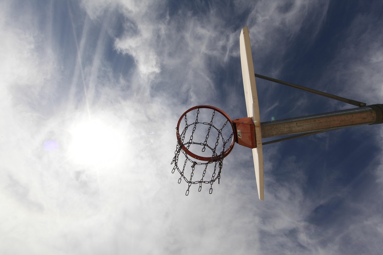 NBA骑士队热血战场上的英勇对决，最新比赛录像全呈现！